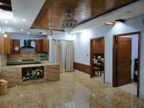 Full Private House Floor with Lounge & Balcony - Townhouse - Homestay, Lahore